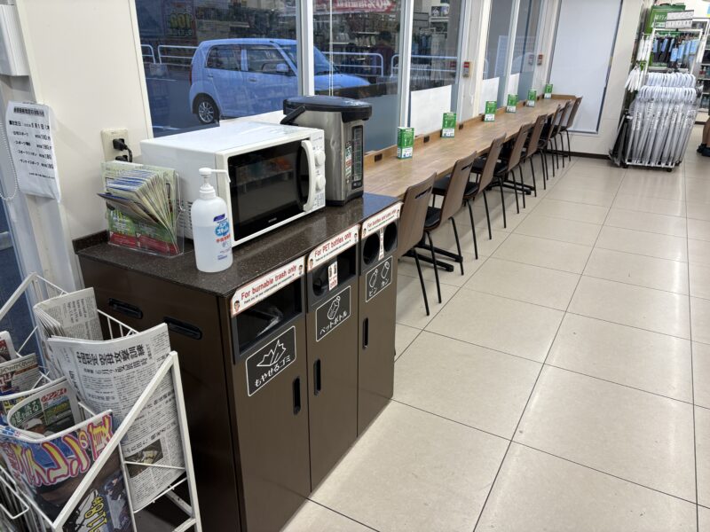 ユネッサン近くのファミリーマート　イートインスペース